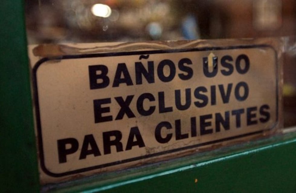 Proponen que los bares y restaurantes puedan cobrar por el uso de baños a los no clientes en la Ciudad de Buenos Aires