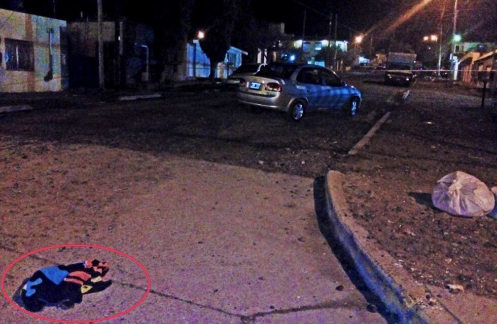 Lo mataron a puñaladas y golpes en medio de la calle luego de compartir cervezas