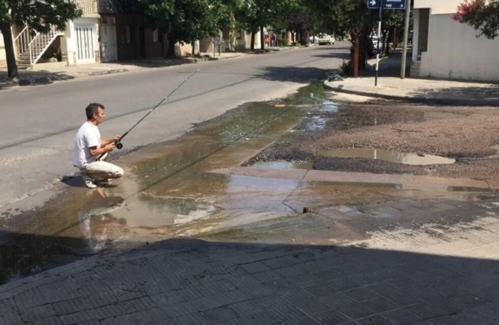 Bahía Blanca: reclaman "pescando" en una pérdida cloacal
