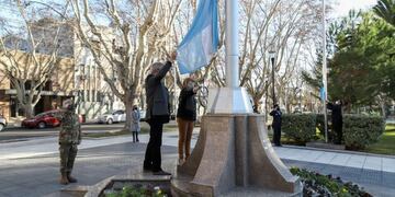 Izamiento Bandera nacional por 17 de agosto