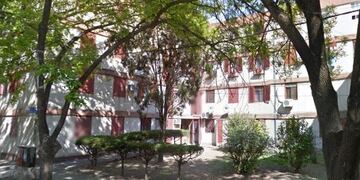 Una mujer se arrojó de una ventana de su casa para escapar de su pareja\u002E (Street View)