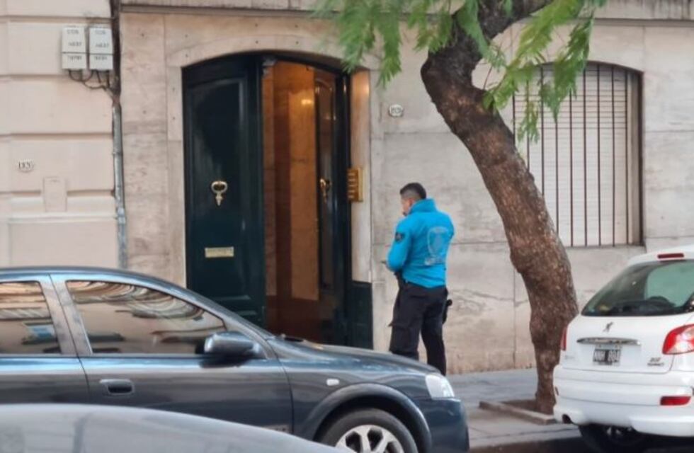 Encontraron un cuerpo apuñalado y envuelto en una cortina de baño en un edificio de Recoleta