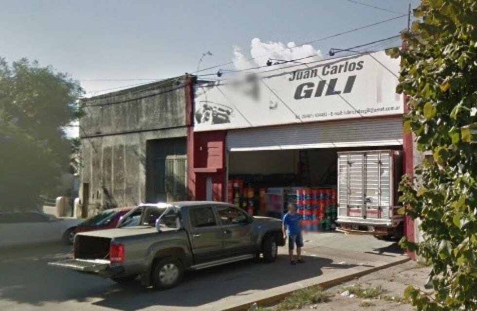 Delincuentes ingresaron por el techo de un lubricentro y se robaron una camioneta cargada de aceite