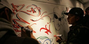 LPZ11\u002E LA PAZ (BOLIVIA), 28/09/09\u002E- Asistentes a la inauguración del Encuentro Internacional de Arte Urbano \