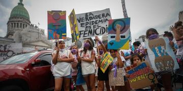 AME3018\u002E BUENOS AIRES (ARGENTINA), 09/03/2020\u002E- Cientos de mujeres marchan este lunes al Congreso de la Nación en conmemoración del Día Internacional de la Mujer, en Buenos Aires (Argentina)\u002E EFE/Juan Ignacio Roncoroni