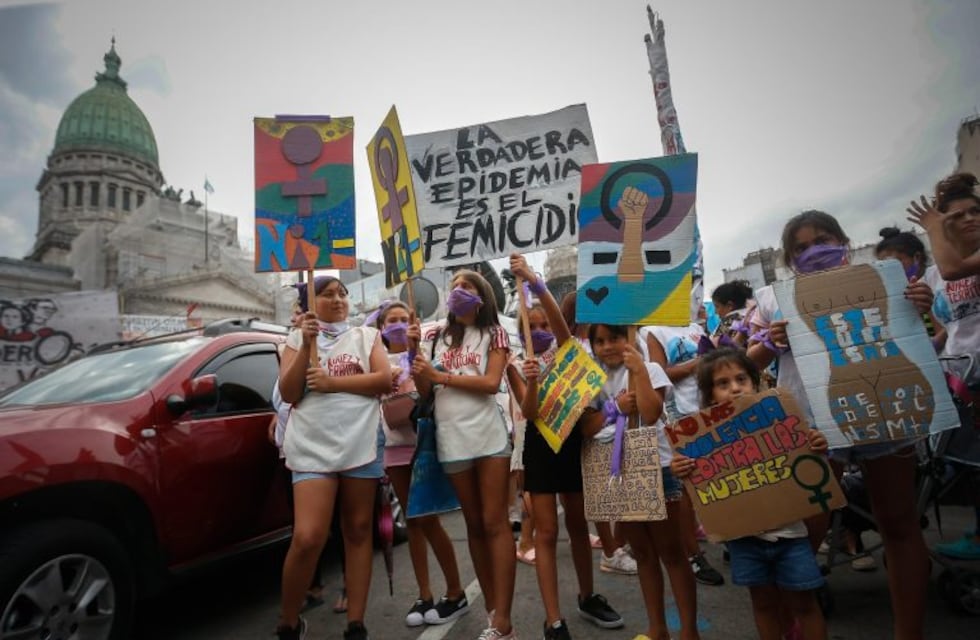 Multitudinaria marcha en el Congreso por el Día de la Mujer