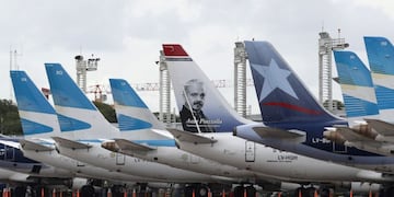 A portrait of Argentine composer Astor Piazzola is seen on an aircraft parked at Jorge Newbery (Aeroparque) airport in Buenos Aires, on November 29, 2018, before the arrival of Heads of State and Presidents on the eve of the G20 Summit\u002E - Global leaders gather in the Argentine capital for a two-day G20 summit beginning on Friday likely to be dominated by simmering international tensions over trade\u002E (Photo by ALEJANDRO PAGNI / AFP) buenos aires  reunion cumbre del G20 en buenos aires cumbre del grupo de los veinte aviones
