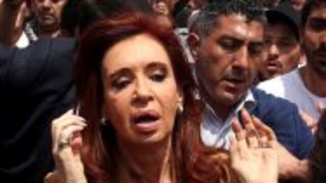 Former Argentine President Cristina Fernandez de Kirchner gestures as she walks amongst supporters after leaving court in Buenos Aires, Argentina, October 31, 2016. Picture taken October 31, 2016. REUTERS/Marcos Brindicci ciudad de buenos aires Cristina Fernandez de Kirchner ex presidenta de la nacion investigacion casos de corrupcion