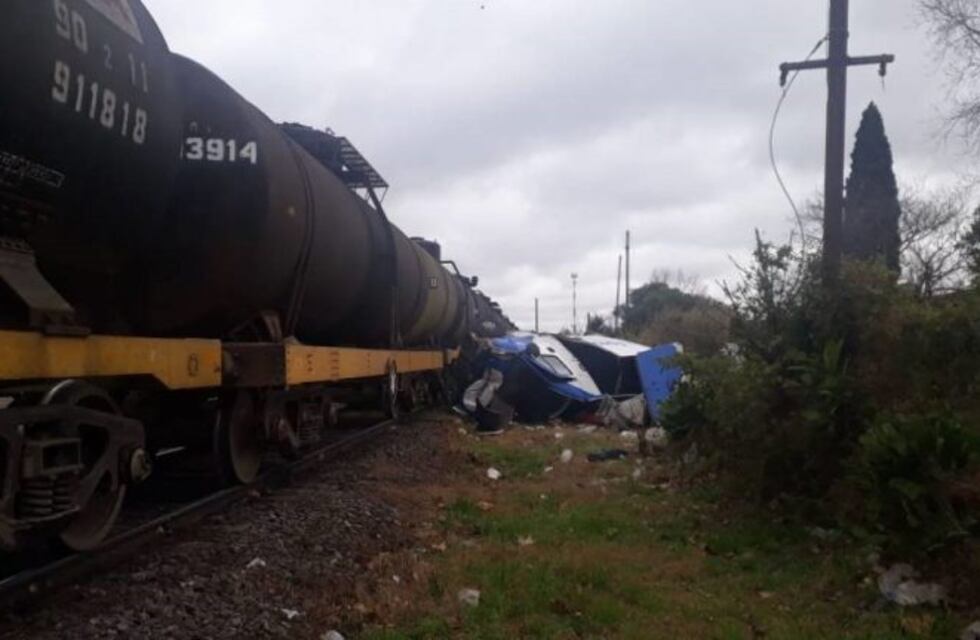 El terrible momento en el que un tren se lleva por delante un utilitario