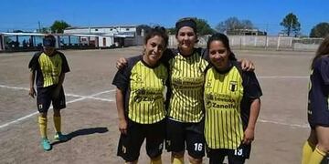 Erica (al medio de la foto) la jugadora de Unión Florida que perdió todo en un incendio y que es mamá de ocho pequeños\u002E