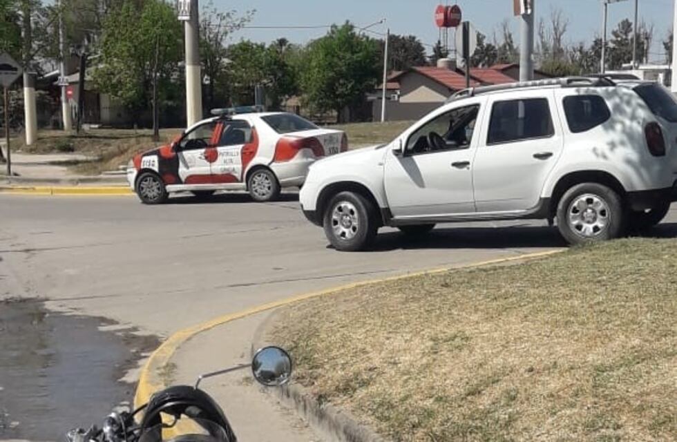 Una camioneta rozó a una motociclista: la mujer cayó y sufrió varias heridas