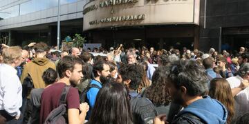 BUE13\u002E BUENOS AIRES (ARGENTINA)\u002E 17/04/2017\u002E- Unos doscientos profesionales del cine argentino se concentraron hoy, lunes 17 de abril de 2017, en Buenos Aires ante la sede del estatal Instituto Nacional de Cinematografía y Artes Audiovisuales (INCAA) para protestar contra el Gobierno por la salida del director del organismo y para pedir que se respeten sus vías de financiación\u002E EFE/Nerea González ciudad de buenos aires protesta de actores frente a la sede del Incaa polemica por la financiacion del instituto