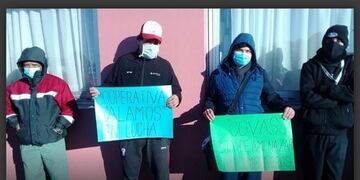 La dirección del Hospital Zonal no dio soluciones y continúa la retención de servicios de trabajadores de cooperativa