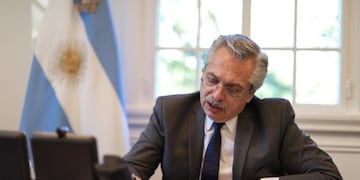 Alberto Fernández habló con Angela Merkel\u002E (foto: Presidencia)