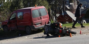 Se produjo un accidente vial entre un auto y una moto en la avenida Bustillo