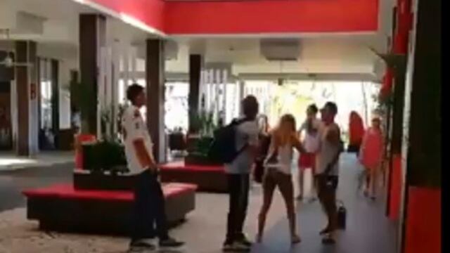 Este miércoles trascendió una nueva grabación en la que se lo ve increpando al muchacho en el lobby del hotel