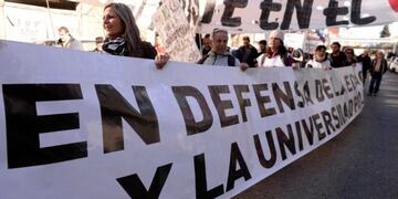 Marcha de docentes universitarios en torno a un reclamo salarial y de infraestructura (Foto: Barilochense)\u002E