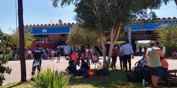 El trabajo en la frontera es incesante mientras llegan turistas desde Brasil\u002E