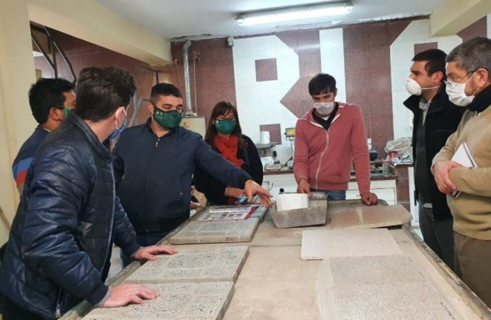 La Para: con el vidrio que reciclan, hacen mosaicos sustentables