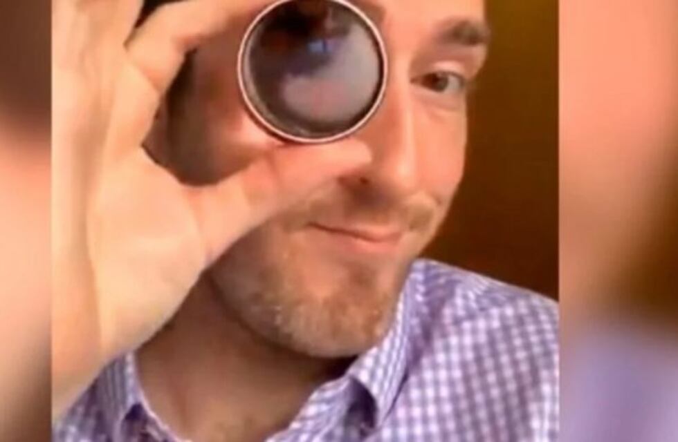 Un oculista es furor en TikTok al mostrar cómo ve al mundo un miope