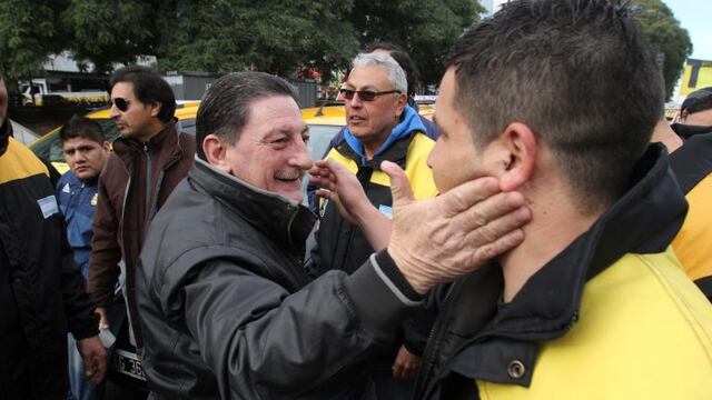 DYN08, BUENOS AIRES, 09/06/2016, TAXISTAS PROTESTAN CONTRA UBER EN EL OBELISCO, CORTANDO LA AV 9 DE JULIO. FOTO:DYN/EZEQUIEL PONTORIERO buenos aires omar viviani masiva marcha de los taxistas contra uber protesta contra uber en el centro porteu00f1o taxistas
