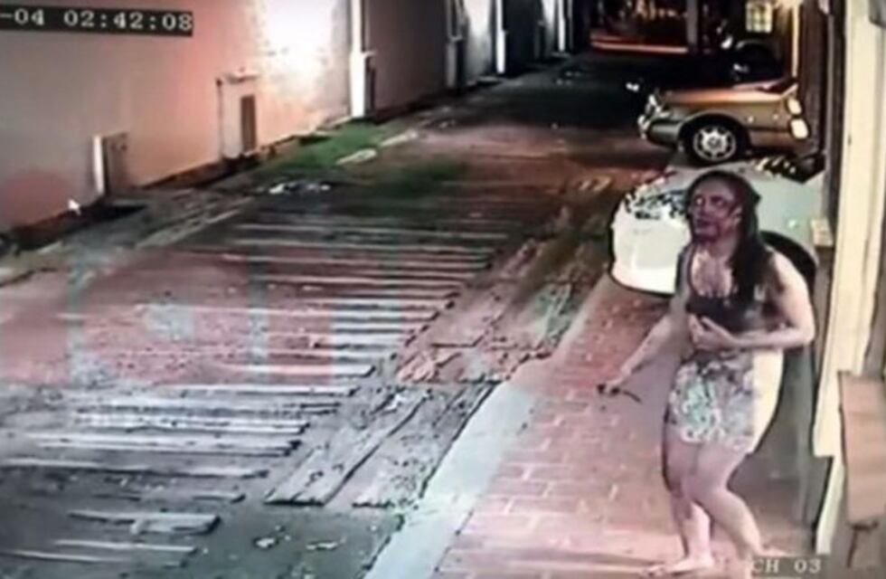 Acuchilló a su pareja y todo quedó grabado en una cámara de seguridad de su casa