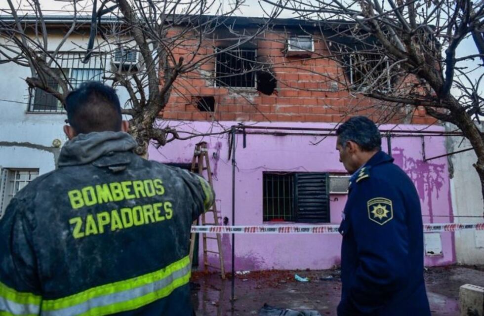 El desgarrador relato de una vecina a la casa incendiada: "Los chicos nos pedían que los saquemos"