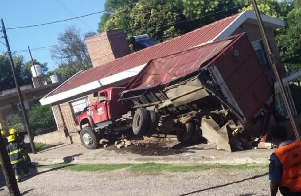 Salsipuedes: volvó un camión sobre una vivienda