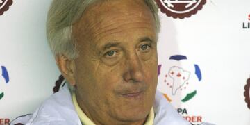 DYN46\u002EJPG - DYN46, BUENOS AIRES 29/04/08, EL DT DE LANUS, RAMON CABRERO, DURANTE EL PARTIDO\u002E FOTO: DYN/ALBERTO RAGGIO/STR\u002E buenos aires RAMON CABRERO futbol director tenico lanus futbol futbol director tecnico coach entrenador lanus