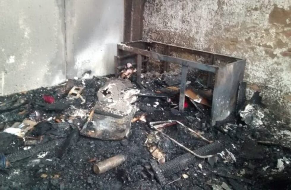 Incendio consumió una vivienda en barrio Oeste y la familia lo perdió todo