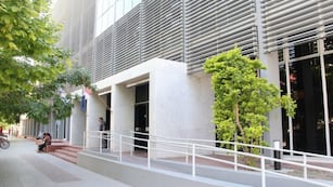 Se los vio en la vereda de los Tribunales provinciales de Rafaela\u002E