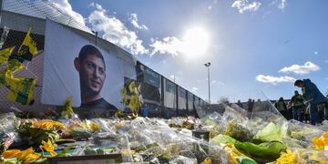 TOPSHOT - FC Nantes supporters gather in front of a portrait of late Argentinian forward Emiliano Sala prior to the French L1 football match between FC Nantes and Nimes Olympique at the La Beaujoire stadium in Nantes, western France on February 10, 2019\u002E - FC Nantes football club announced on February 8, 2019 that it will freeze the #9 jersey as a tribute to Cardiff City and former Nantes footballer Emiliano Sala who died in a plane crash in the English Channel on January 21, 2019\u002E (Photo by LOIC VENANCE / AFP) francia nantes  muerte futbolista del nantes cuando volaba sobre el canal de la mancha homenajes ofrendas