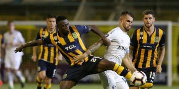 Soccer - Copa Libertadores - Group Stage - Group H - Rosario Central v Gremio - Gigante de Arroyito Stadium, Rosario, Argentina - March 6, 2019 Gremio's Felipe Vizeu in action with Rosario Central's Oscar Cabezas REUTERS/Agustin Marcarian