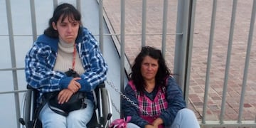 Madre e hijas encadenadas por reclamo a APROSS