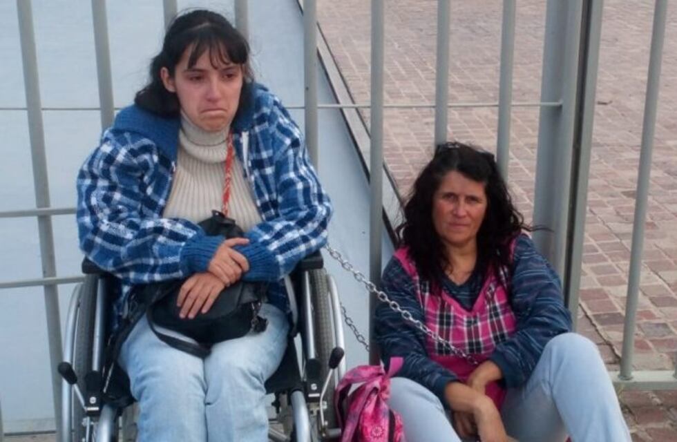Vecina de Rio Ceballos se encadenó con su hija para reclamar al APROSS