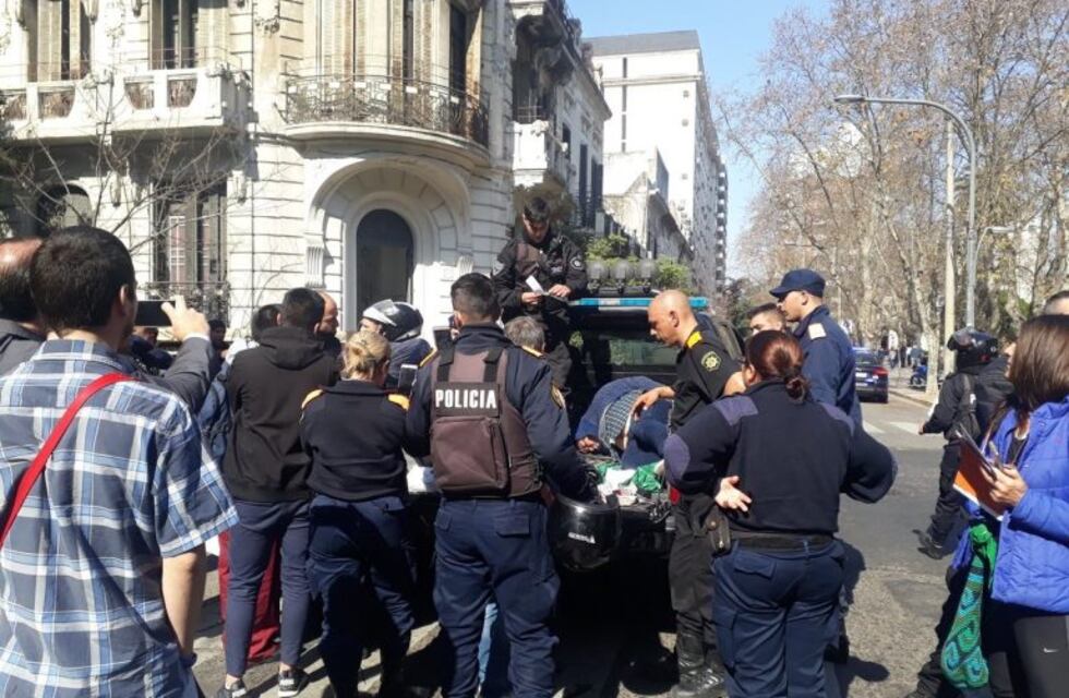 El momento en el que dos motochorros roban una mochila con $80 mil en pleno centro rosarino