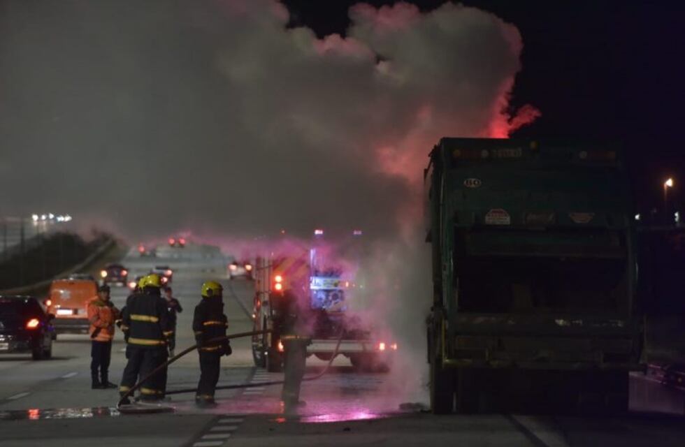 Se incendió un camión recolector de basura en avenida Circunvalación