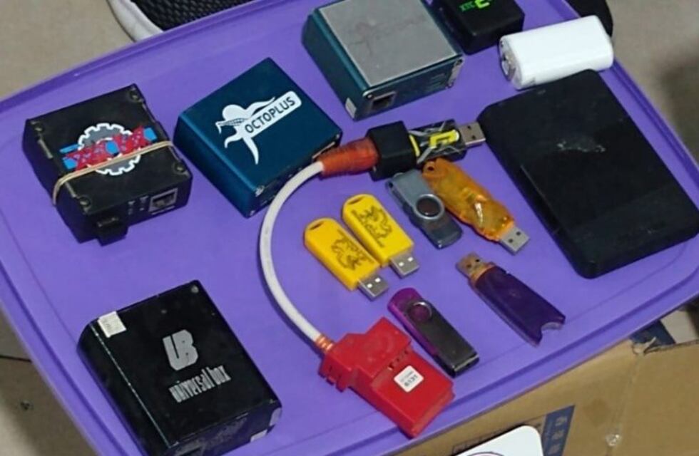 Allanaron dos locales céntricos y secuestraron mil celulares