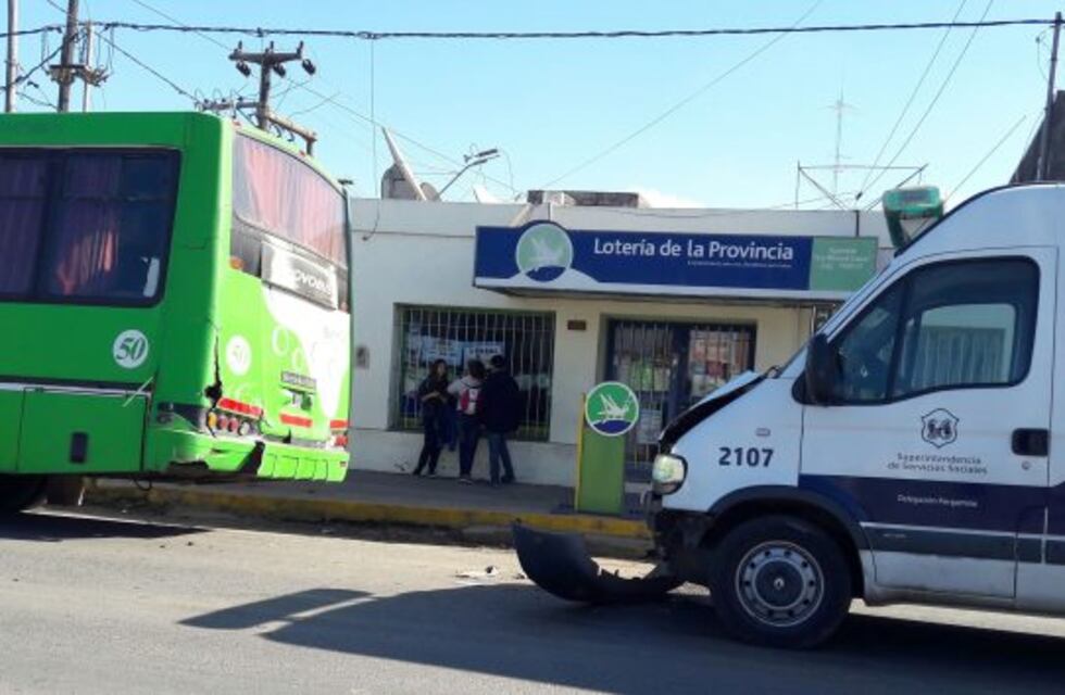 Una ambulancia y un colectivo de la empresa Vercelli colisionaron a la altura de Conesa