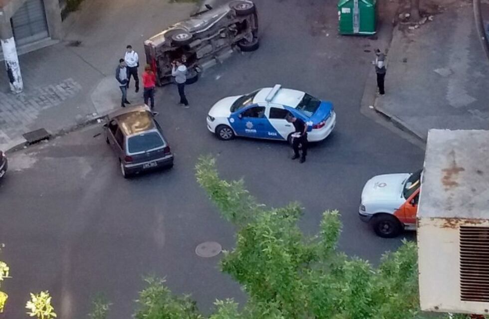 Choque y vuelco de una camioneta en el macrocentro