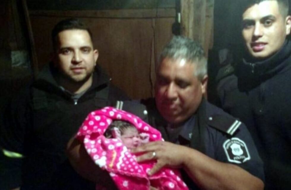 Policías "parteros" ayudaron a una mujer a dar a luz en Pilar