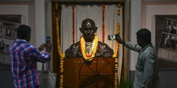 Visitors take a picture of a statue of Indian independence icon Mahatma Gandhi at the National Gandhi Museum, as India marked his 150th birth anniversary, in New Delhi on October 2, 2019\u002E (Photo by Money SHARMA / AFP)