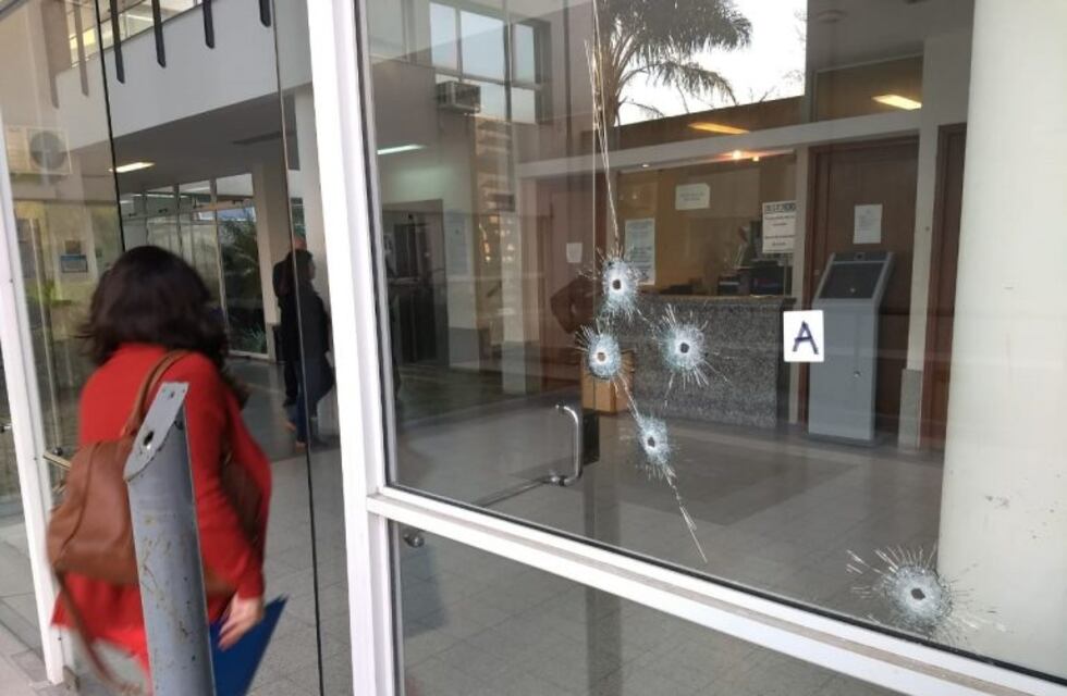 Arrestaron a un chico de 18 años por el atentado contra los Tribunales de San Lorenzo