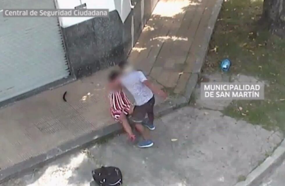 Una policía salvó a una mujer que estaba sufriendo una tremenda golpiza en la calle