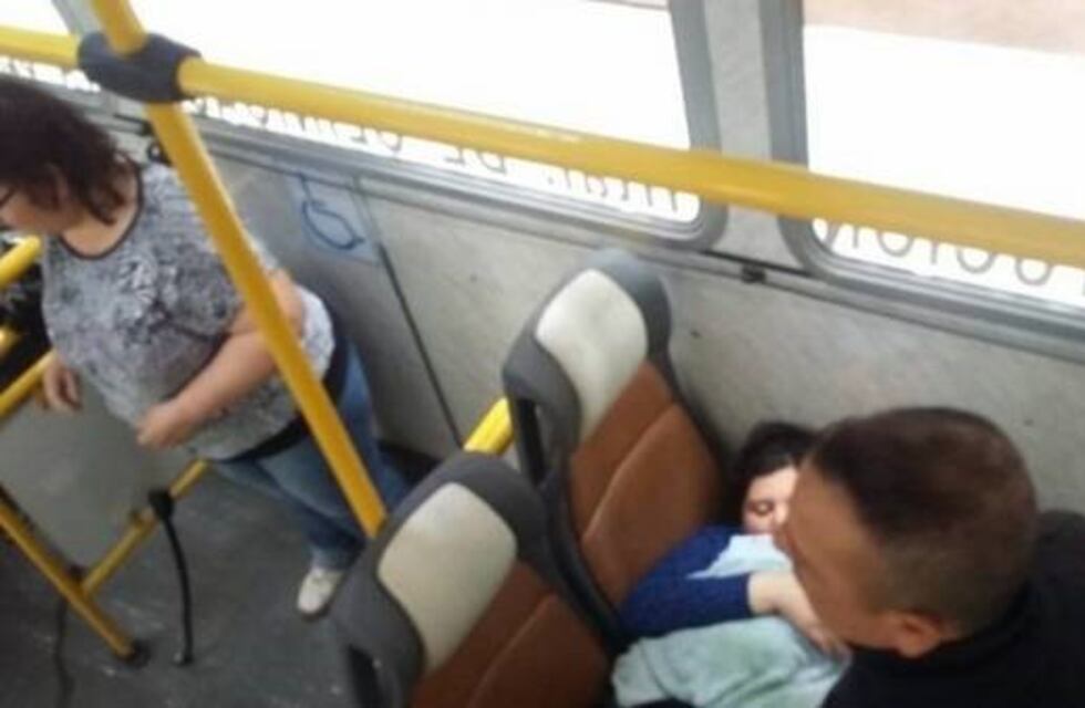 Una mujer tuvo a su hijo en un colectivo de la línea 39