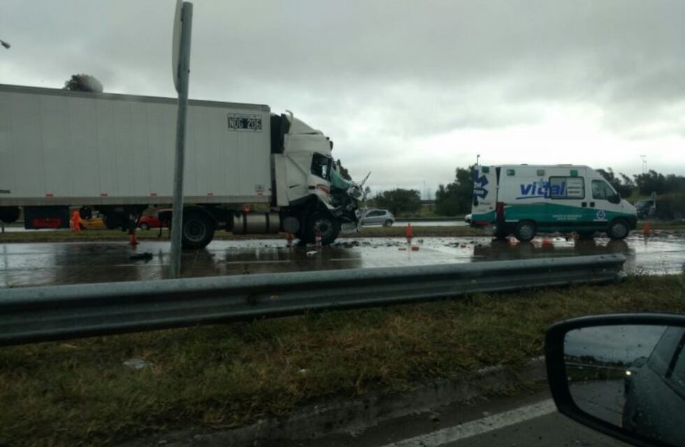 Tras la lluvia en Córdoba, choque en la avenida Circunvalación