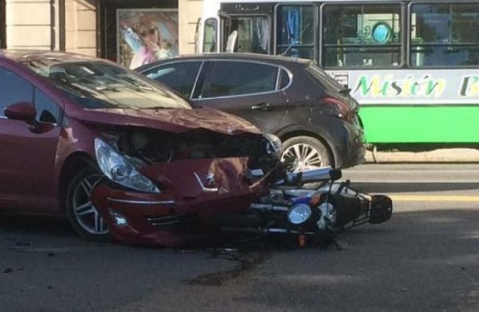 Un motociclista salió despedido tras chocar contra un auto en Cerrito y Libertador