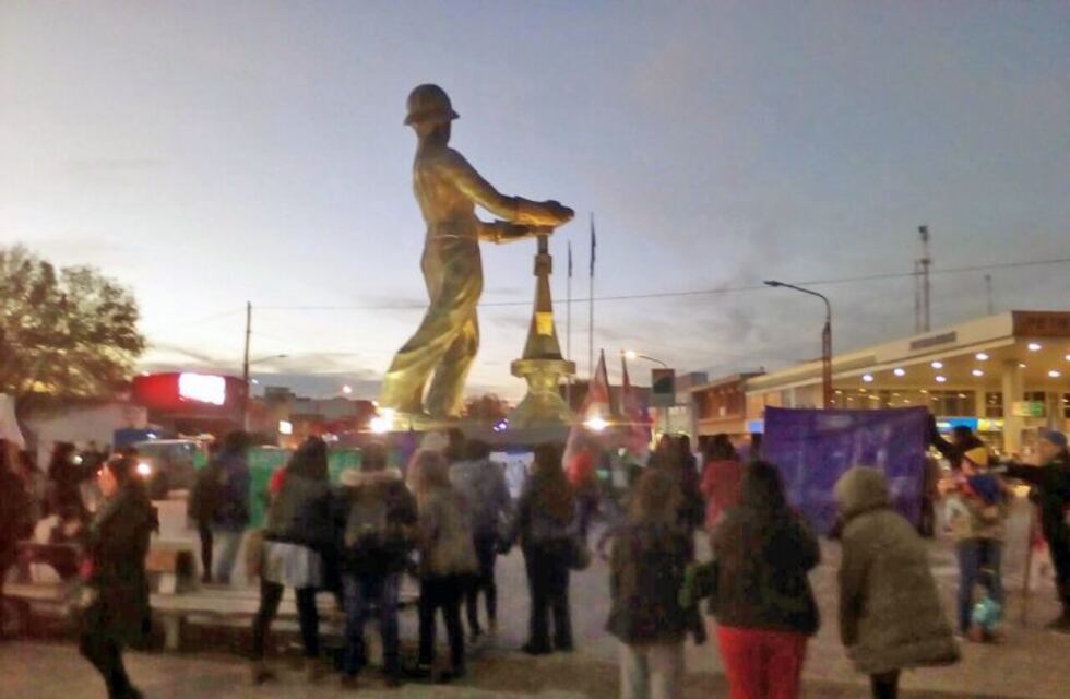 Ni Una Menos: marcharon por el centro con bengalas de colores