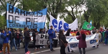 Los trabajadores de Corrientes marcharon frente a Casa de Gobierno\u002E (Foto: Época)
