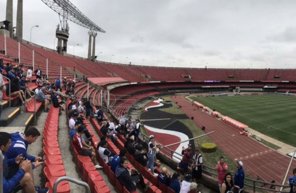 A horas del inicio de Talleres-San Pablo, los hinchas albiazules ya alientan en el Morumbí